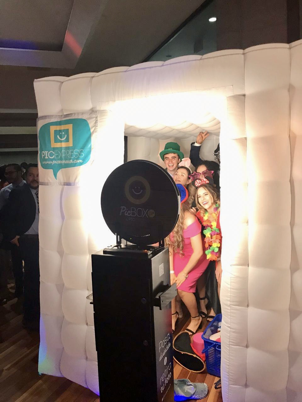 Invitados junto a PicBox Lite dentro de la cabina inflable en Costa Rica