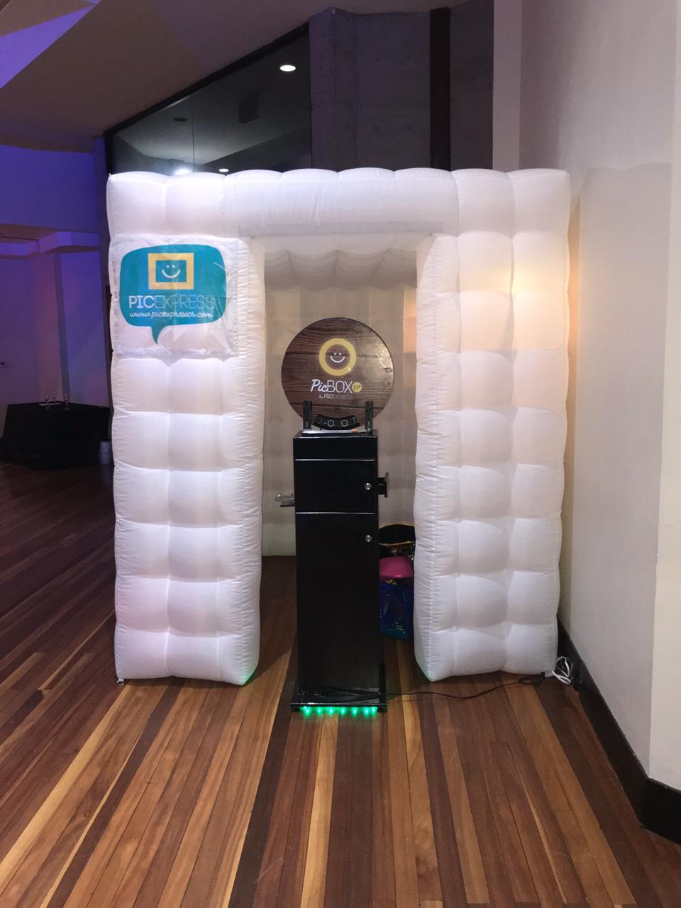 Cabina inflable blanca con PicBox Lite instalado para un evento
