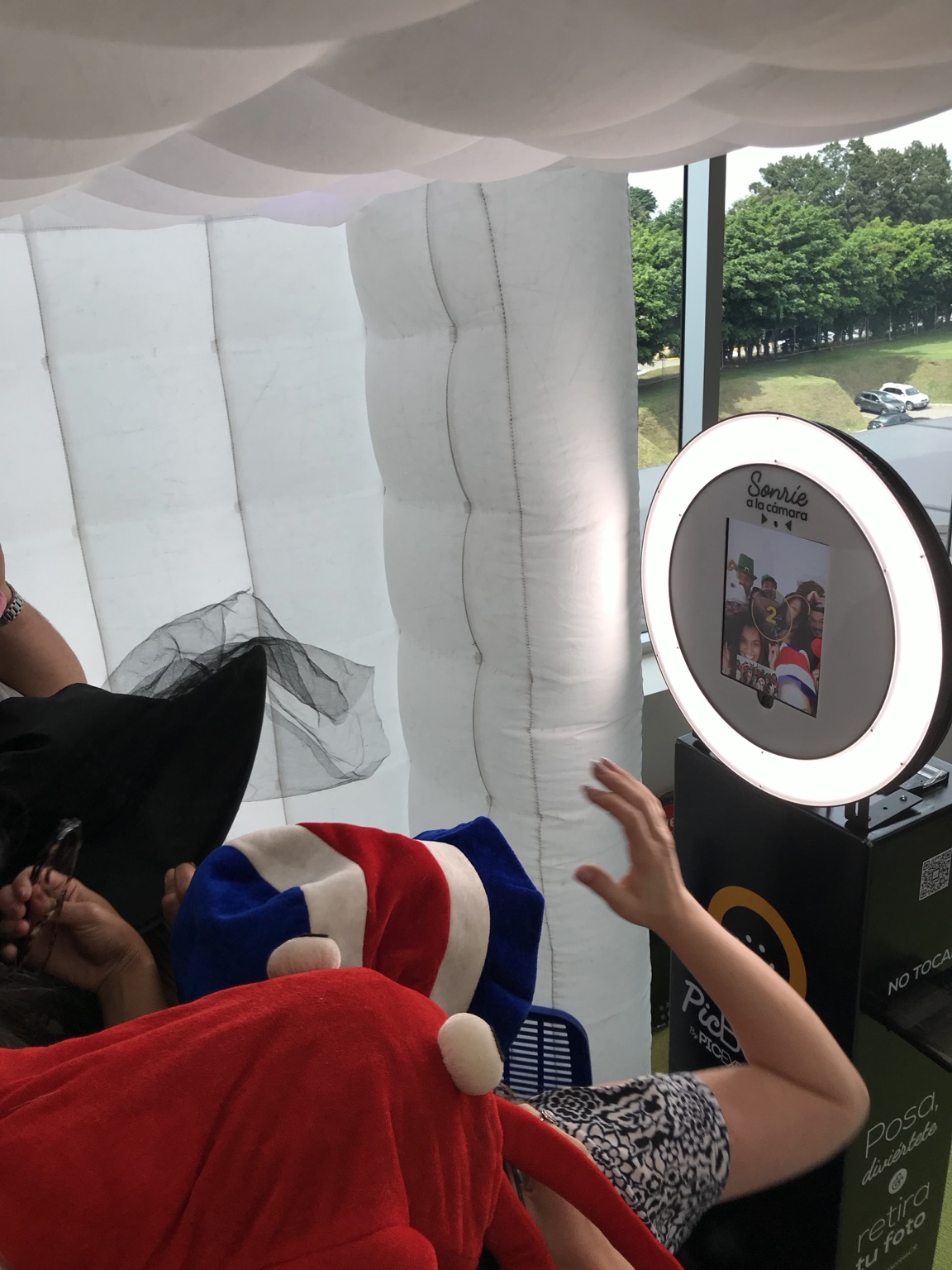 PicBox Lite dentro de la cabina inflable durante un evento