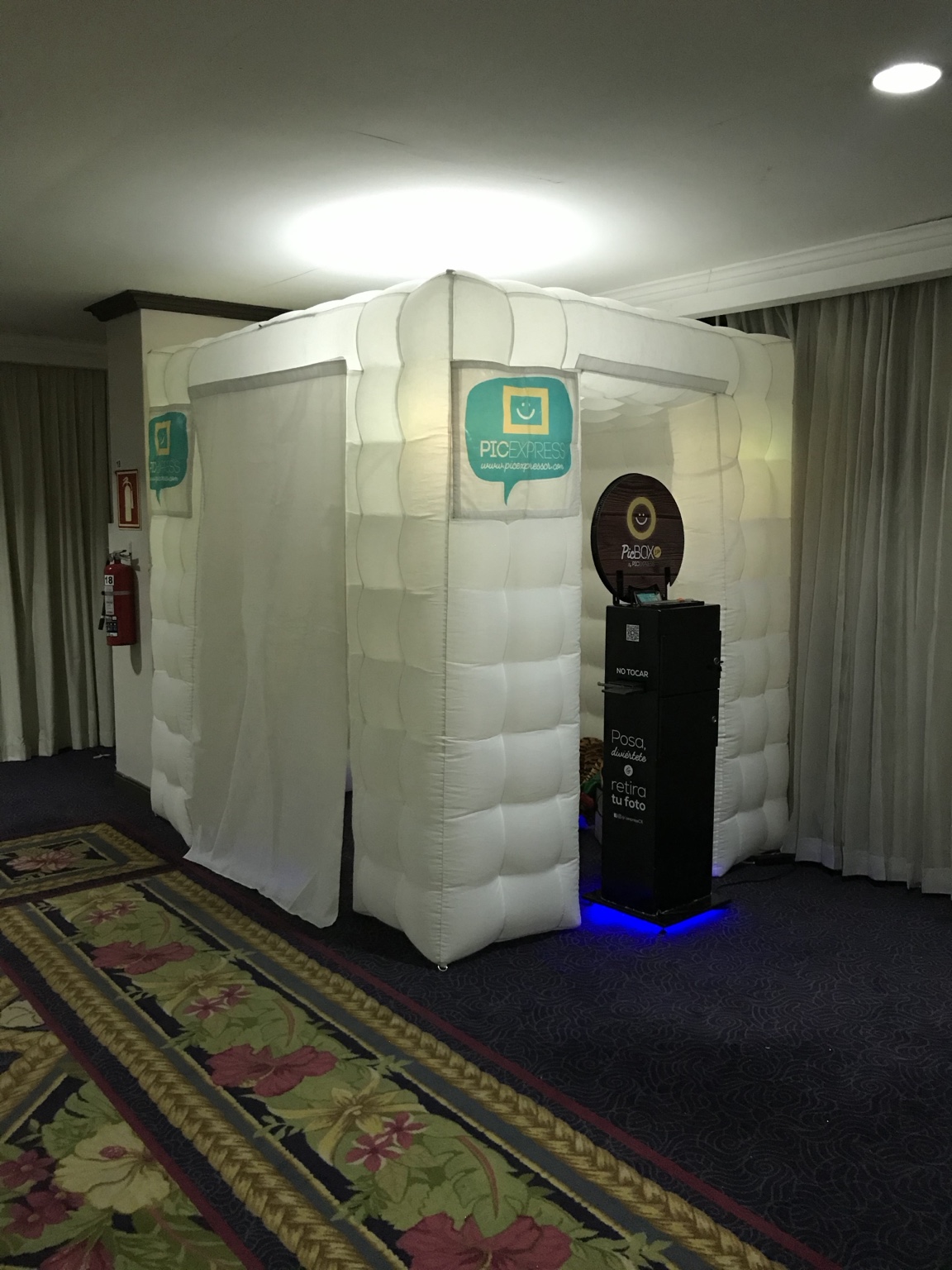 Cabina inflable de PicExpress instalada en un salón de eventos