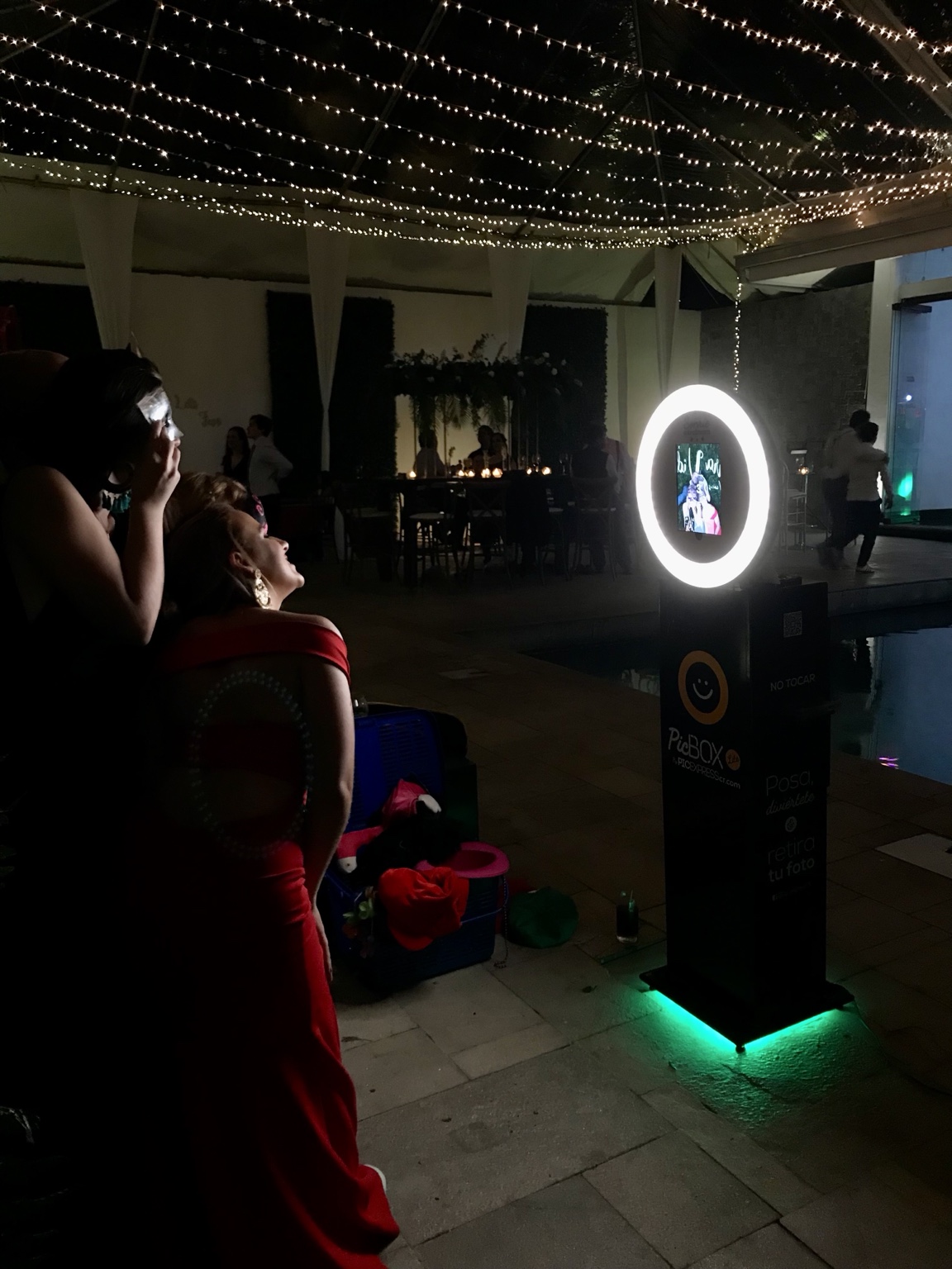 Equipo de photobooth PicBox Lite iluminado durante un evento